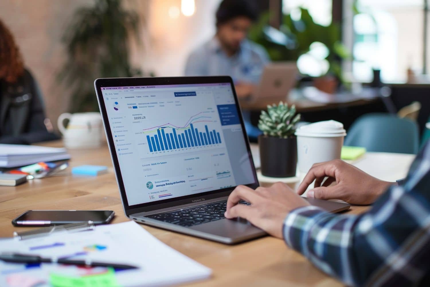 Laptop mit CRM-Dashboard zeigt Diagramme und Analysen – Symbol für automatisierten und optimierten Vertrieb.